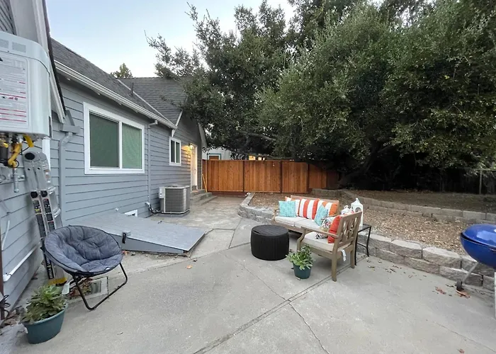 Brand New Guest Suite + Full Kitchen + Parking
